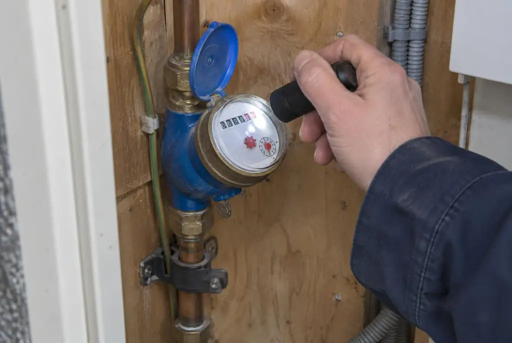 Lekdetectie Odijk – watermeter in de meterkast controleren met een zaklamp